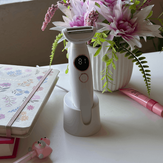 Charging case for the SmoothShave™ Razor 2.0 electric razor with compact travel-friendly design.