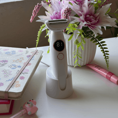 Charging case for the SmoothShave™ Razor 2.0 electric razor with compact travel-friendly design.