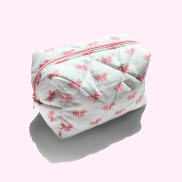 Solys™ travel case for storing and protecting an electric razor and grooming accessories.